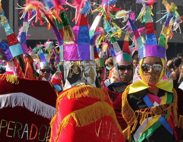 MEX27. CIUDAD DE MÉXICO (MÉXICO), 11/12/2017.- Un grupo realiza un baile tradicional hoy, lunes 11 de diciembre de 2017, previo a la conmemoración a la virgen morena, una celebración que se realiza el 12 de diciembre y en la que se espera la asistencia de ocho millones de personas en Ciudad de México (México). Los asistentes que provienen de diferentes estados y otros países latinoamericanos llenan con anticipación las calles que conducen al templo en honor a la Guadalupana, para conmemorar sus apariciones al indígena Juan Diego en 1531, la última el 12 de diciembre de aquel año. EFE/Mario Guzmán