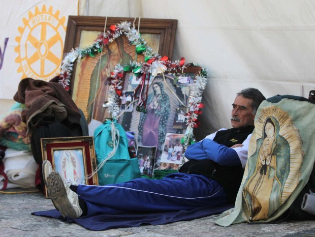 MEX30. CIUDAD DE MÉXICO (MÉXICO), 11/12/2017.- Peregrinos se preparan para participar hoy, lunes 11 de diciembre de 2017, en la conmemoración a la virgen morena, una celebración que se realiza en Basílica de Guadalupe el 12 de diciembre y en la que se espera la asistencia de ocho millones de personas en Ciudad de México (México). Los asistentes que provienen de diferentes estados y otros países latinoamericanos llenan previamente las calles que conducen al templo en honor a la Guadalupana, para conmemorar sus apariciones al indígena Juan Diego en 1531, la última el 12 de diciembre de aquel año. EFE/Mario Guzmán