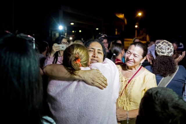 María Pérez, abraza a sus familiares luego de su liberación, en las inmediaciones de "El Helicoide", sede del Servicio Bolivariano de Inteligencia Nacional (SEBIN) hoy, sábado 23 de diciembre del 2017, en la ciudad de Caracas (Venezuela). La excarcelación de un grupo de personas presas por hechos relacionados con las protestas en Venezuela lanzó hoy un mensaje de optimismo hacia la negociación que mantienen el Gobierno y la oposición para buscar una solución a la crisis que vive el país. EFE/MIGUEL GUTIERREZ