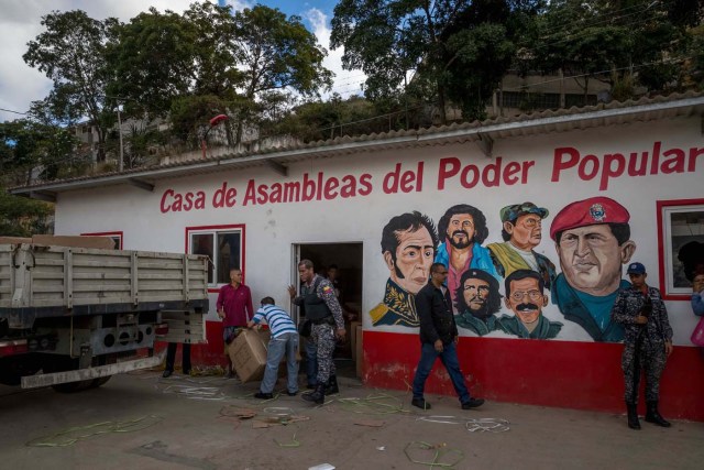 CAR108. CARACAS (VENEZUELA), 28/12/2018.- Un grupo de personas adeptas al oficialismo saca juguetes de una Casa de Asambleas del Poder Popular para repartirlos en el sector La Vega, después de que este recinto fuese asediado por manifestantes en horas de la madrugada hoy, jueves 28 de diciembre del 2017, en Caracas (Venezuela). Durante la madrugada de este jueves se registraron en varios puntos de Venezuela protestas por la escasez de alimentos para completar el menú navideño, gas y agua, informaron hoy medios locales. EFE/MIGUEL GUTIÉRREZ