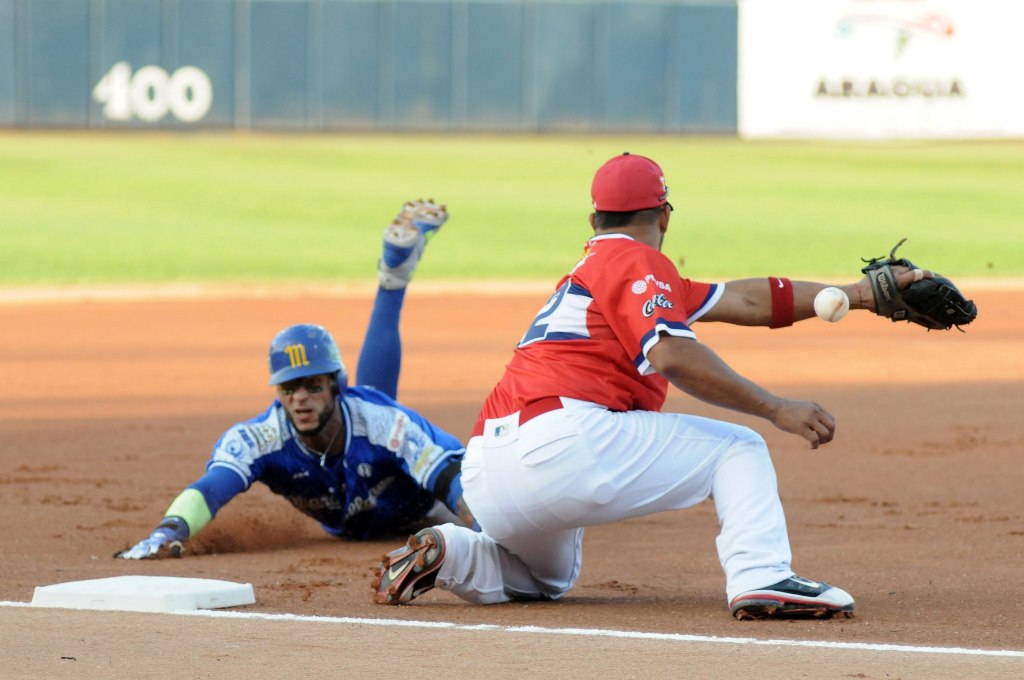 Cedeño batea el ciclo y el Magallanes queda solo en la cima de la tabla