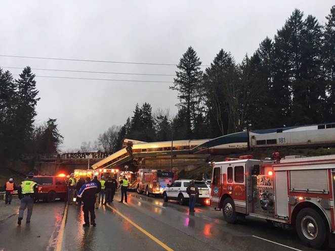 Un tren se descarrila en EEUU y deja varios muertos