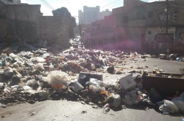 Basura en los Magallanes de Catia, Caracas // Foto @conciente_se