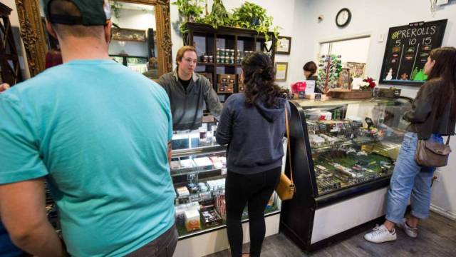 Clientes en un dispensario de marihuana, el miércoles en Los Ángeles. Vídeo: un negocio californiano basado en la marihuana. ROBYN BECK