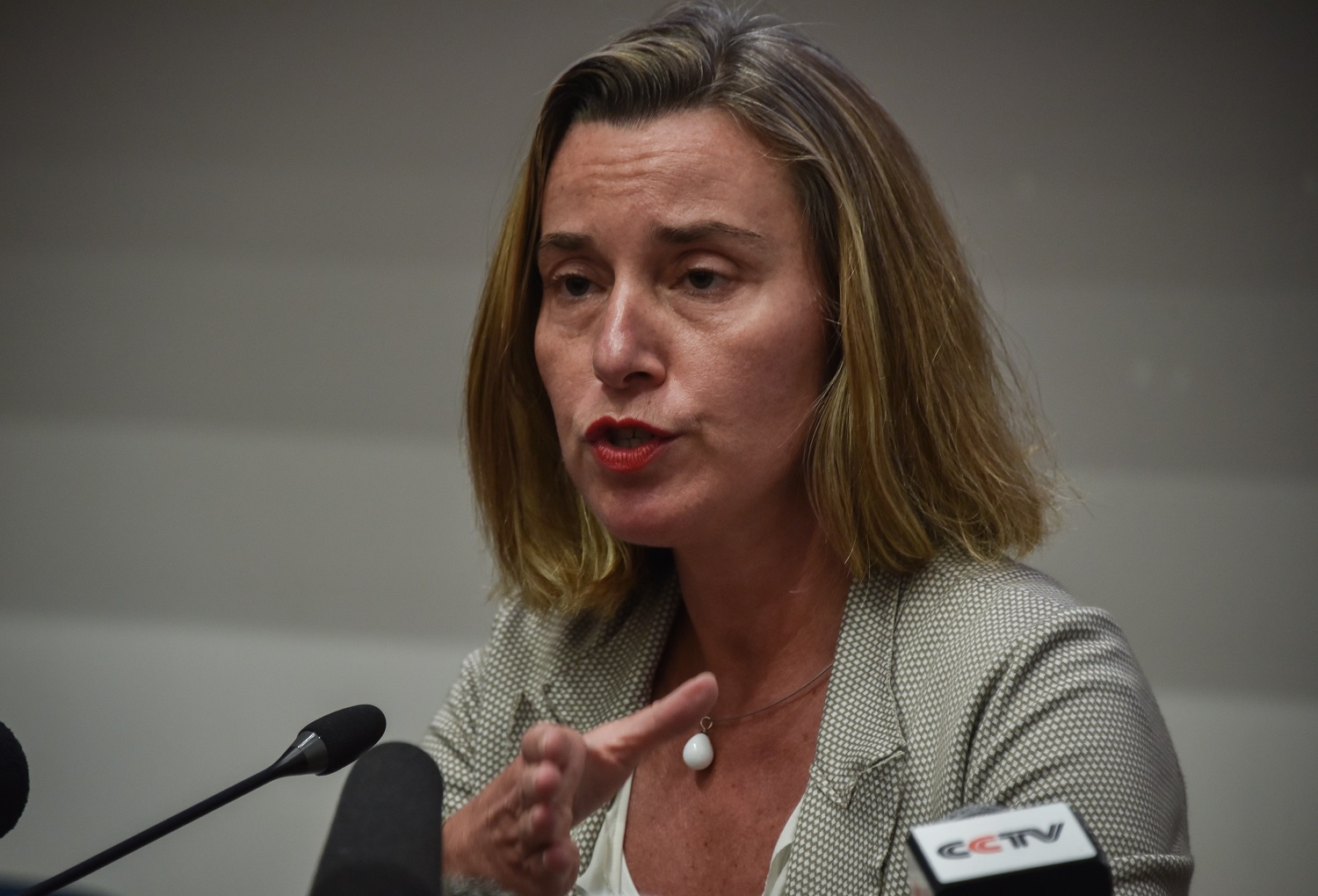 Mogherini confía en que Italia resuelva su bloqueo político