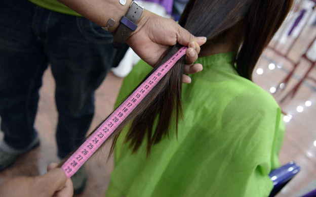 Venezolanas venden su cabello en Colombia para comprar comida (video)