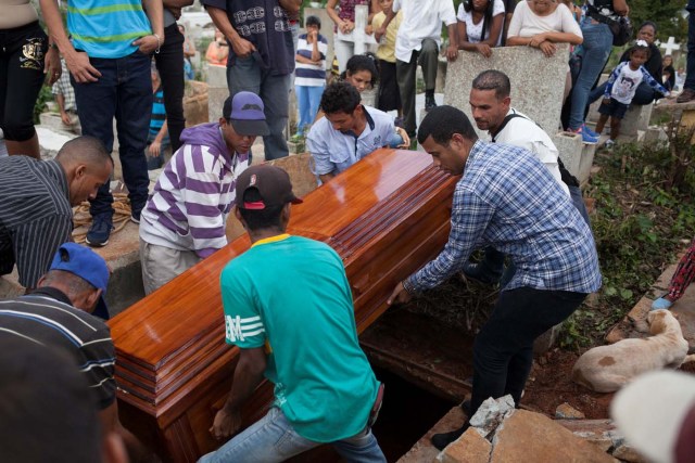 Relatives carry the coffin of Alexandra Conopoy, a pregnant 18 year-old killed during an incident over scarce of pork, according to local media, in Charallave, Venezuela January 1, 2018. Picture taken January 1, 2018. REUTERS/Adriana Loureiro