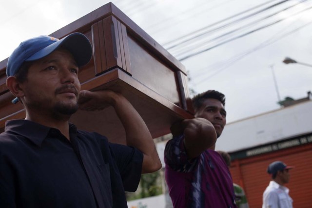 Relatives carry the coffin of Alexandra Conopoy, a pregnant 18 year-old killed during an incident over scarce of pork, according to local media, in Charallave, Venezuela January 1, 2018. Picture taken January 1, 2018. REUTERS/Adriana Loureiro