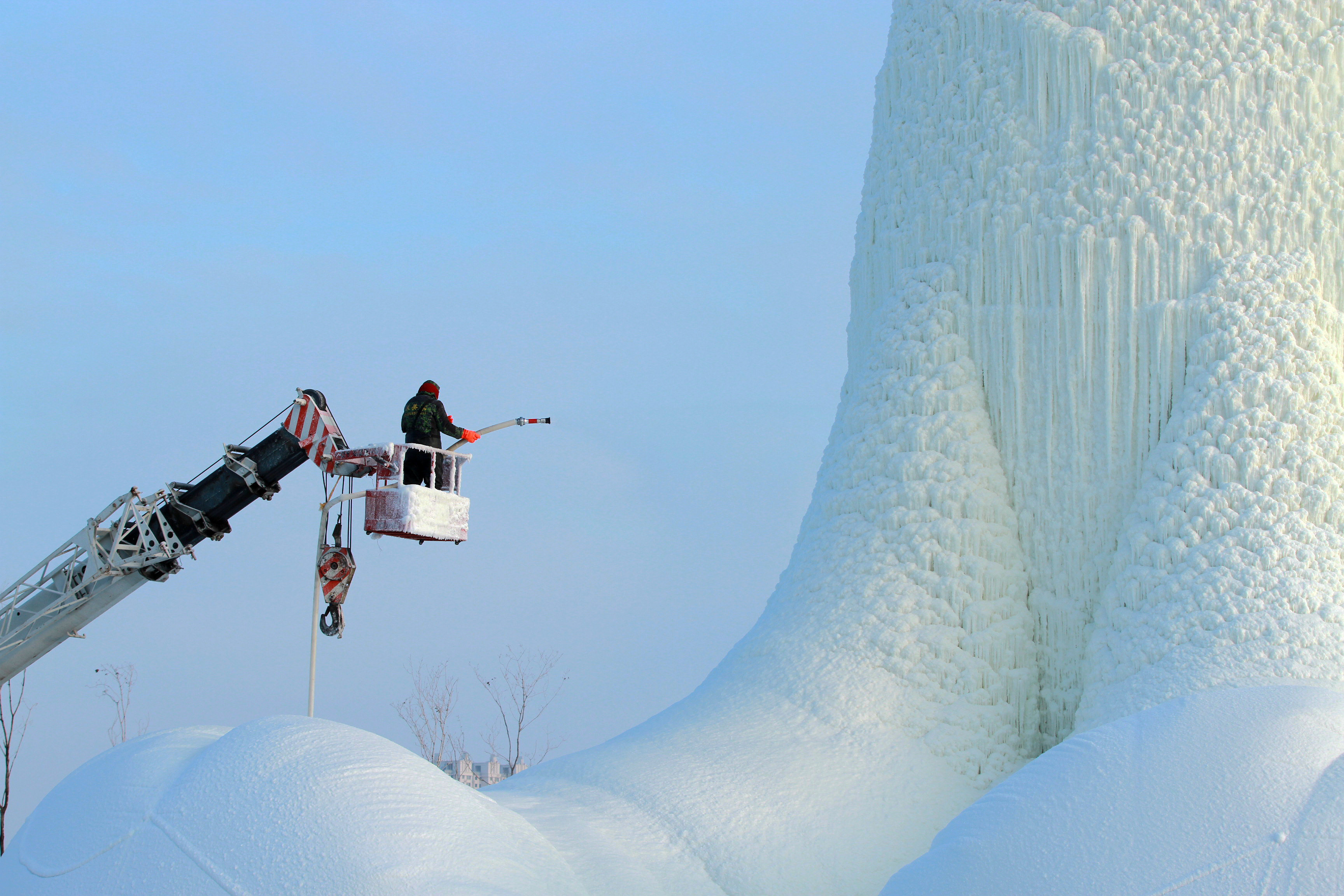 Inauguran el festival de Hielo de Harbin, famoso por sus colosales estatuas