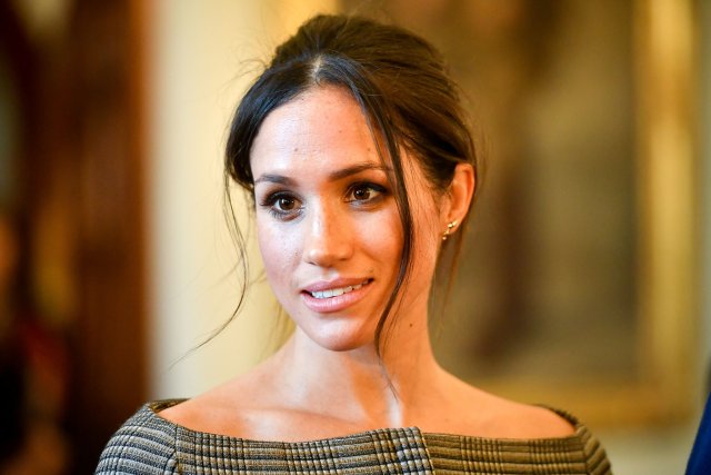 Meghan Markle conversa con personas dentro de la sala de dibujo durante una visita al castillo de Cardiff en Cardiff, Gran Bretaña, el 18 de enero de 2018. REUTERS / Ben Birchall / Pool