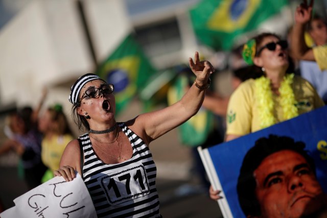 People celebrate after a Brazilian appeals court upheld the corruption conviction of former President Luiz Inacio Lula da Silva, in Brasilia, Brazil, January 24, 2018. REUTERS/Ueslei Marcelino