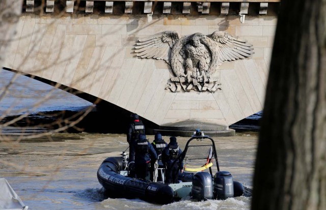 Paris police navigate on the Seine River that overflowed its banks as heavy rains throughout the country have caused flooding, in Paris, France, January 26, 2018. REUTERS/Pascal Rossignol?