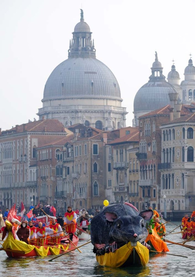 Venetians row during the masquerade parade on the Grand Canal during the Carnival in Venice, Italy January 28, 2018. REUTERS/Manuel Silvestri