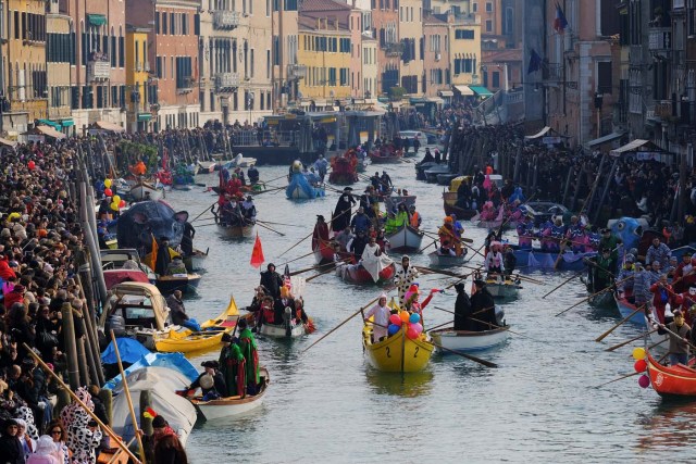 Venetians row during the masquerade parade on the Grand Canal during the Carnival in Venice, Italy January 28, 2018. REUTERS/Manuel Silvestri