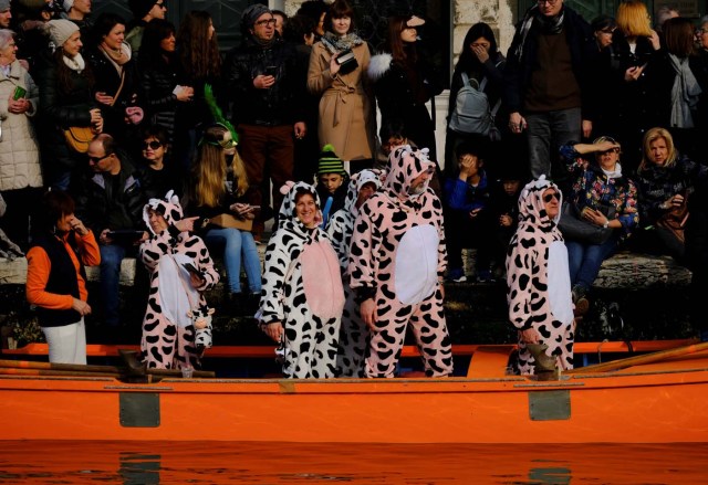 Revellers are seen during the masquerade parade on the Grand Canal during the Carnival in Venice, Italy January 28, 2018. REUTERS/Manuel Silvestri