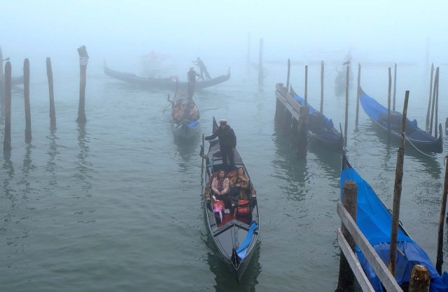 Gondoliers row in a canal near Saint Mark square in Venice, Italy January 28, 2018. REUTERS/Manuel Silvestri