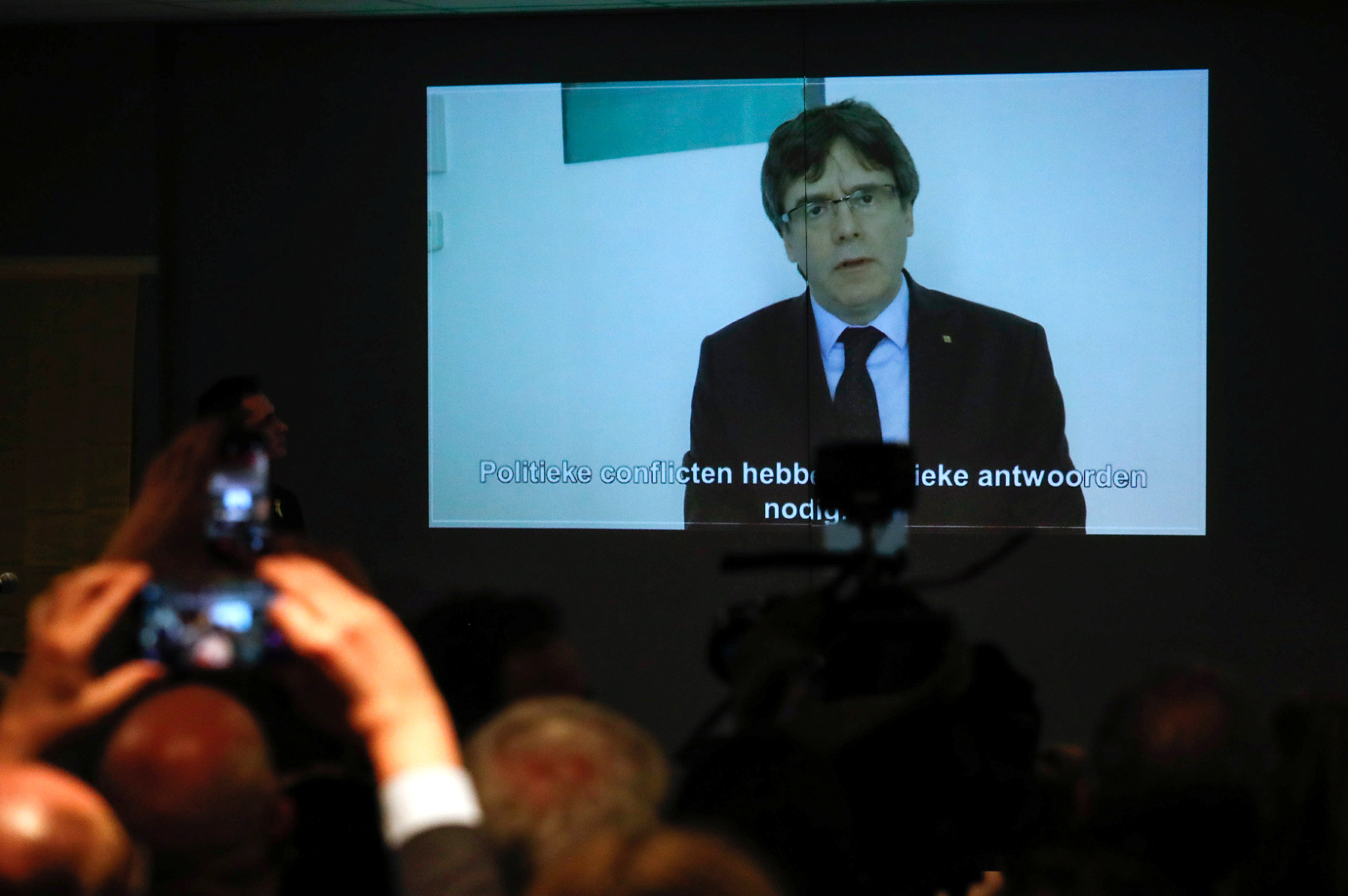 Puigdemont confiesa en mensajes: Esto se ha terminado, me han sacrificado