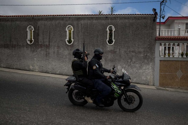 CAR07. CARACAS (VENEZUELA), 15/01/2018.- Agentes de las Fuerzas Armadas Bolivarianas cruzan en una motocicleta hacia el lugar donde se realiza una operación contra el grupo liderado por el policía Óscar Pérez hoy, lunes 15 de enero de 2018, en el barrio El Junquito, en Caracas (Venezuela). Las autoridades venezolanas desarticularon hoy el grupo liderado por el policía Oscar Pérez, acusado de "ataque terrorista" al Supremo, e informaron de haber "abatido" a un grupo no identificado de sus miembros y detenido a cinco. EFE/Miguel Gutiérrez