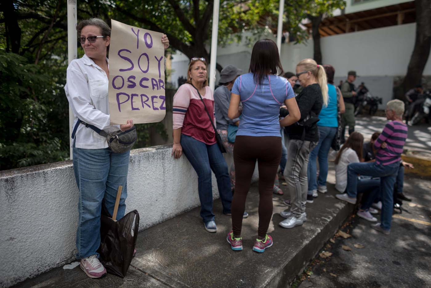 Fuerte custodia y protestas en la morgue donde está el cadáver de Óscar Pérez (fotos)