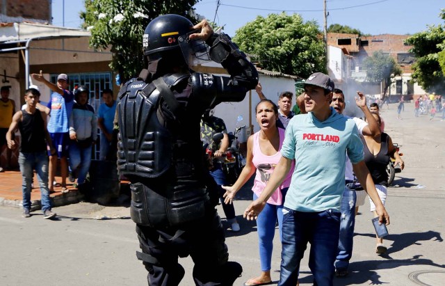 CUC02. CÚCUTA (COLOMBIA), 22/01/2018.- Un grupo de colombianos bloquea una vía durante una manifestación en contra de la presencia de venezolanos que se tomaron un polideportivo de un barrio de la ciudad de Cúcuta (Colombia) hoy, lunes 22 de enero de 2018. Las autoridades locales dieron un plazo de dos días a los venezolanos para que desalojen este lugar. EFE/SCHNEYDER MENDOZA