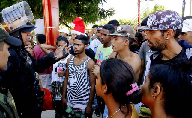 CUC03. CÚCUTA (COLOMBIA), 22/01/2018.- Un grupo de colombianos bloquea una vía durante una manifestación en contra de la presencia de venezolanos que se tomaron un polideportivo de un barrio de la ciudad de Cúcuta (Colombia) hoy, lunes 22 de enero de 2018. Las autoridades locales dieron un plazo de dos días a los venezolanos para que desalojen este lugar. EFE/SCHNEYDER MENDOZA