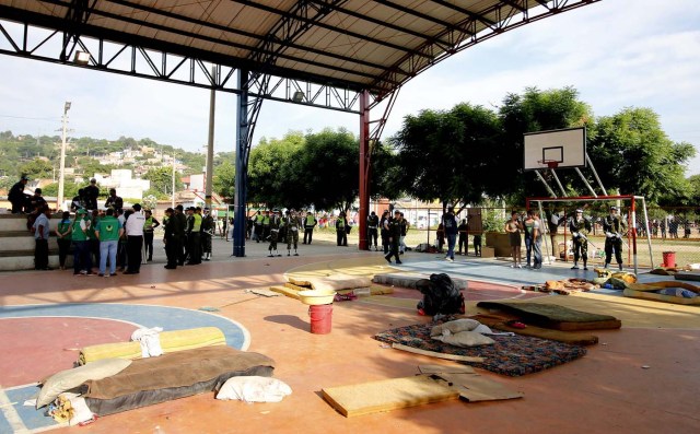 ACOMPAÑA CRÓNICA: COLOMBIA VENEZUELA. BOG01. CÚCUTA (COLOMBIA), 26/01/2017. Ciudadanos venezolanos se reúnen en un parque público hoy, viernes 26 de enero de 2018, en Cúcuta (Colombia). La ciudad colombiana de Cúcuta ha sido siempre sinónimo de hermandad e integración con Venezuela por su privilegiada situación en la línea de frontera, pero la avalancha de personas que llega a diario para escapar de la crisis del país vecino amenaza esa convivencia. EFE/Schneyder Mendoza