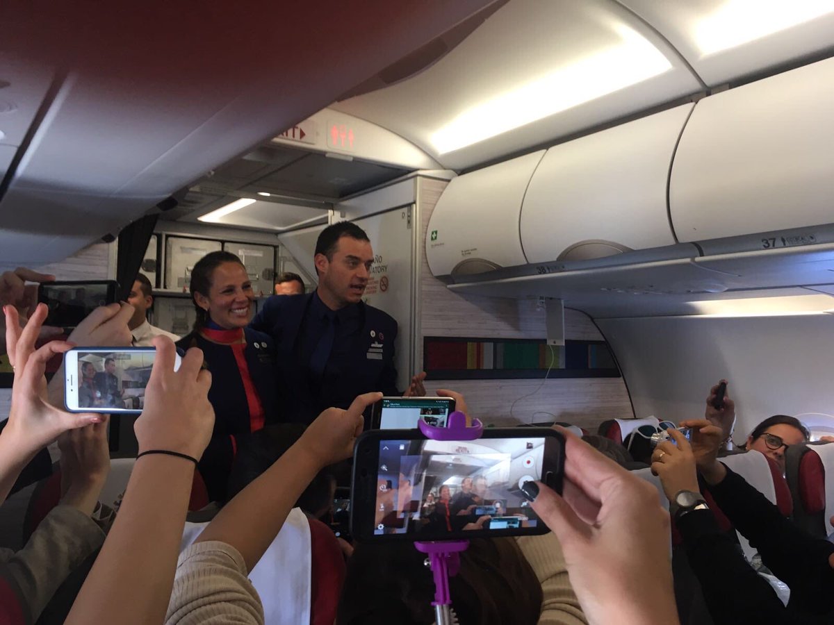 El Papa celebra el primer matrimonio a bordo del avión papal