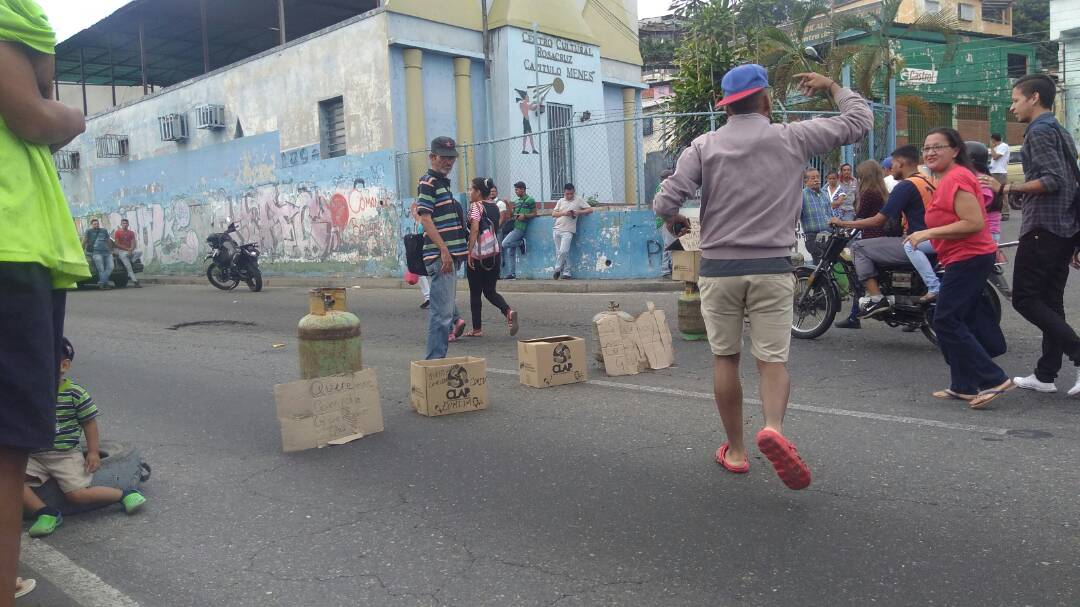 Con caja de Clap como barricada habitantes de Valera protestan por falta de comida #17Ene (fotos)