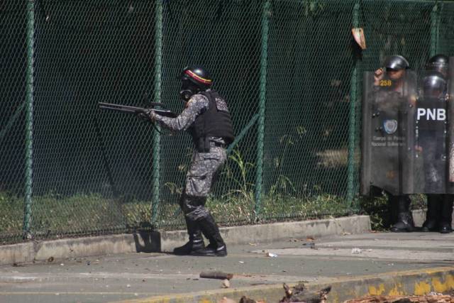 Militares reprimiendo durante las manifestaciones de 2017/ Foto de Juan Peraza