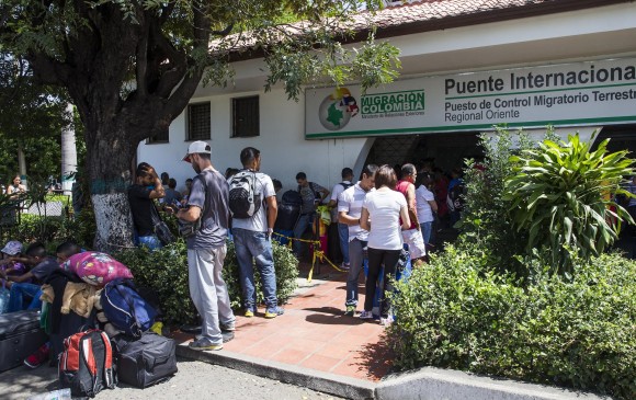 Venezolanos frente a Migración Colombia // Foto ColPrensa