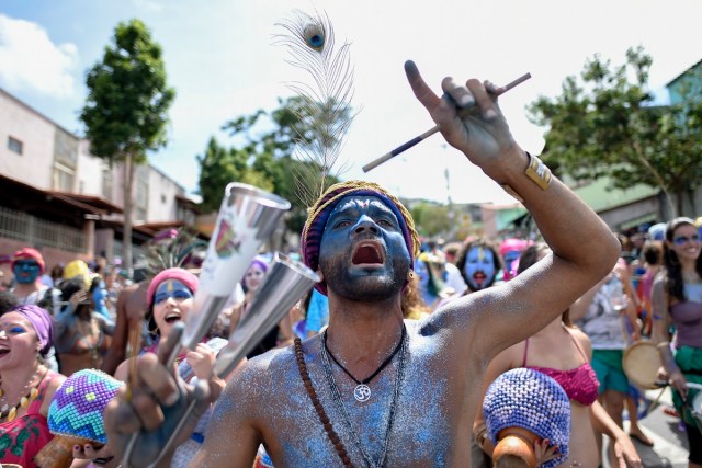 El desfile de las mayores escuelas de samba de Rio de Janeiro, una explosión de ritmo, plumas y purpurina. AFP PHOTO / DOUGLAS MAGNO