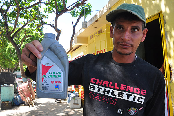 Venta de aceite quemado por alto costo del lubricante en Valencia (Fotos)