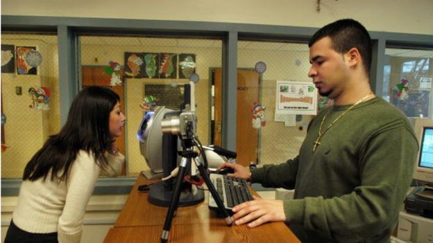 En algunas escuelas, como esta en Nueva Jersey, los estudiantes deban pasar por un sistema de reconocimiento que utiliza el iris de los ojos. GETTY IMAGES