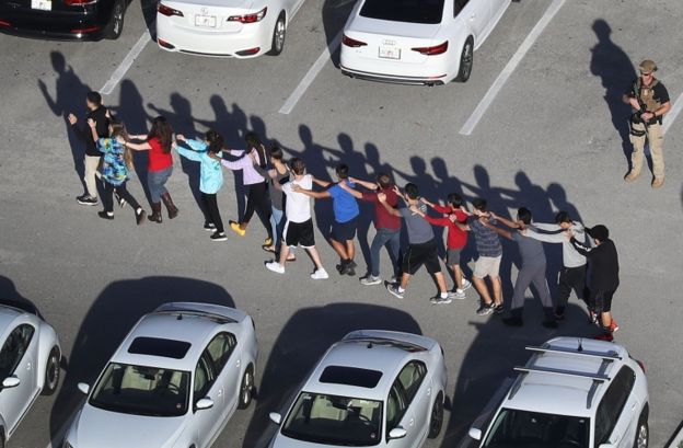 Los protocolos de seguridad fallaron durante el tiroteo del jueves. Foto: GETTY IMAGES