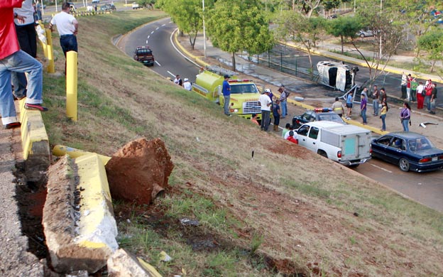 Dos hermanos mueren al caer carro del elevado La Limpia en Maracaibo