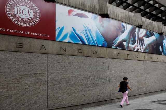 A woman walks outside of the Venezuela's Central Bank in Caracas, Venezuela, January 31, 2018. REUTERS/Marco Bello