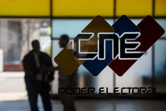 CAR012. CARACAS (VENEZUELA), 05/02/2018.- Detalle de las iniciales del Consejo Nacional Electoral (CNE) de Venezuela en la entrada de su sede, previo a una conferencia de prensa de su rectora principal, Tañía D'Amelio, hoy, lunes 5 de febrero de 2018, en Caracas (Venezuela). Los portavoces del Gobierno y la oposición de Venezuela, así como las autoridades electorales, dejaron hoy en vilo al país que esperaba conocer en esta jornada la fecha de los comicios presidenciales y si hubo algún acuerdo en la mesa de diálogo político en República Dominicana. D' Amelio informó a periodistas que el Consejo Nacional Electoral (CNE) está en "sesión permanente" para decidir la fecha en que se celebrarán esas votaciones, que por decreto de la oficialista Asamblea Nacional Constituyente (ANC) deben concretarse antes de mayo. EFE/Miguel Gutiérrez