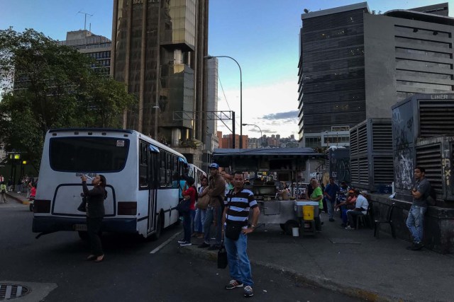 CAR01. CARACAS (VENEZUELA), 06/02/2018.- Vista de una avenida sin electricidad hoy, martes 06 de febrero de 2018, en Caracas (Venezuela). Varias zonas de Caracas y estados vecinos se quedaron hoy sin electricidad pasadas las 16.00 hora local (20.00 GMT) por razones que aún se desconocen, sin que hasta el momento las autoridades del Gobierno venezolano informen al respecto. EFE/Miguel Gutiérrez