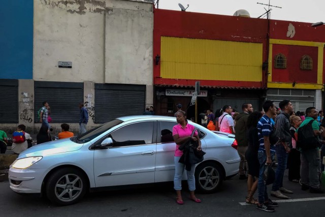 CAR03. CARACAS (VENEZUELA), 06/02/2018.- Un grupo de personas espera al transporte público en una avenida sin electricidad hoy, martes 06 de febrero de 2018, en Caracas (Venezuela). Varias zonas de Caracas y estados vecinos se quedaron hoy sin electricidad pasadas las 16.00 hora local (20.00 GMT) por razones que aún se desconocen, sin que hasta el momento las autoridades del Gobierno venezolano informen al respecto. EFE/Miguel Gutiérrez