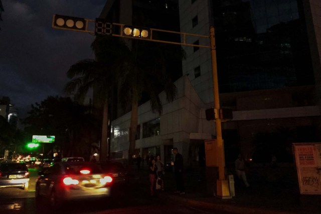 CAR09. CARACAS (VENEZUELA), 06/02/2018.- Varias personas caminan por una calle sin electricidad hoy, martes 06 de febrero de 2018, en Caracas (Venezuela). Varias zonas de Caracas y estados vecinos se quedaron hoy sin electricidad pasadas las 16.00 hora local (20.00 GMT) por razones que aún se desconocen, sin que hasta el momento las autoridades del Gobierno venezolano informen al respecto. EFE/Miguel Gutiérrez