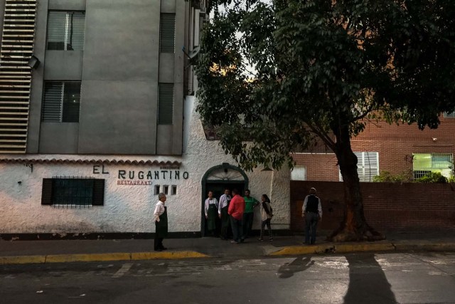 CAR08. CARACAS (VENEZUELA), 06/02/2018.- Trabajadores de un restaurante permanecen en la entrada del local ante la ausencia de electricidad hoy, martes 06 de febrero de 2018, en Caracas (Venezuela). Varias zonas de Caracas y estados vecinos se quedaron hoy sin electricidad pasadas las 16.00 hora local (20.00 GMT) por razones que aún se desconocen, sin que hasta el momento las autoridades del Gobierno venezolano informen al respecto. EFE/Miguel Gutiérrez