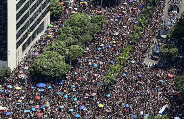 BRA22. RÍO DE JANEIRO (BRASIL), 10/02/2018.- Fotografía aérea cedida por Riotour muestra a miles de personas participan en el desfile del bloco Cordao da Bola Preta, la comparsa carnavalesca más antigua y popular de Río de Janeiro, que conmemora hoy, sábado 10 de febrero de 2018, su primer centenario con un espectacular desfile que fue seguido por al menos un millón de personas por las calles del centro de esta ciudad brasileña. La Bola Preta (Pelota Negra), como es popularmente conocida, fue uno de los primeros blocos en salir este sábado de carnaval de entre las cerca de 80 comparsas que desfilarán tan sólo hoy para el delirio de seis millones de personas que, se calcula, participarán de las fiestas callejeras y gratuitas de este año en Río de Janeiro. EFE/FERNANDO MAIA/RIOUTUR/SOLO USO EDITORIAL/NO VENTAS/NO ARCHIVO