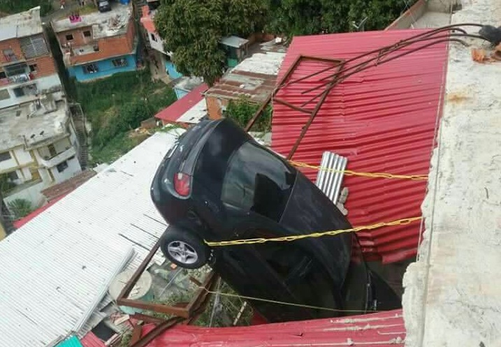 ¡WTF! Un carro cayó sobre una casa en Los Jardines de El Valle