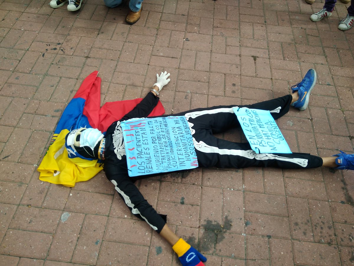 Manifestantes dijeron presente en la plaza Sadel por falta de medicinas