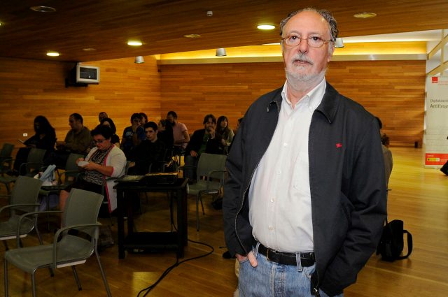 ***EFE CASTILLA Y LEÓN***LE02. LEÓN, 13/09/2010.- El director teatral, Gustavo Tambascio, posa para los medios hoy en el Auditorio "Ciudad de León" donde ha dirigido el tercer Ciclo del Centro de las Artes Escénicas y la Músicas Históricas de León. EFE/J. Casares