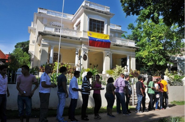 Venezolanos compran dólares y venden baratijas en Cuba para sobrevivir