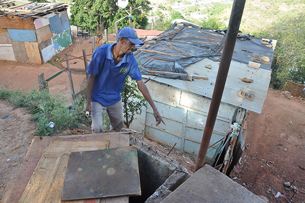 Tapan con plástico los techos de las viviendas en Vargas