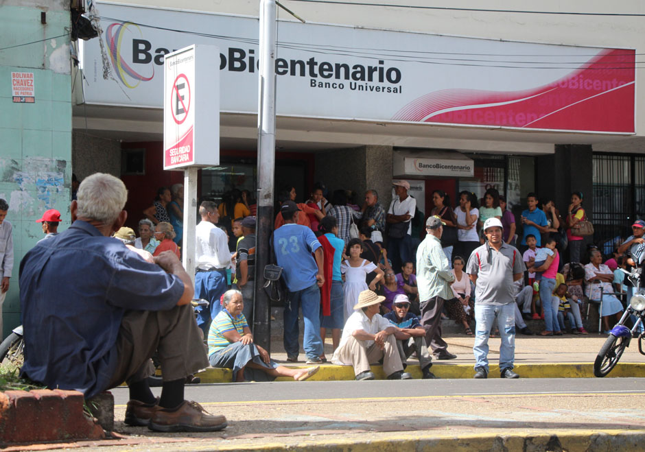 Falleció pensionado tras dos días haciendo cola en banco de Barinas