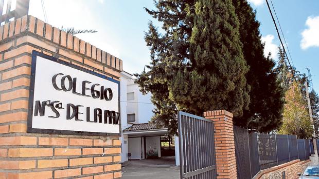 Entrada del colegio donde se produjo la presunta agresión - J. LÓPEZ