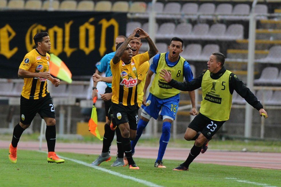 Deportivo Táchira cruzó a pie la frontera para poder jugar su partido de Libertadores